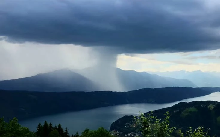 Ένα απίθανο time-lapse βίντεο από σύννεφο που απελευθερώνει τόνους βροχής (βίντεο)